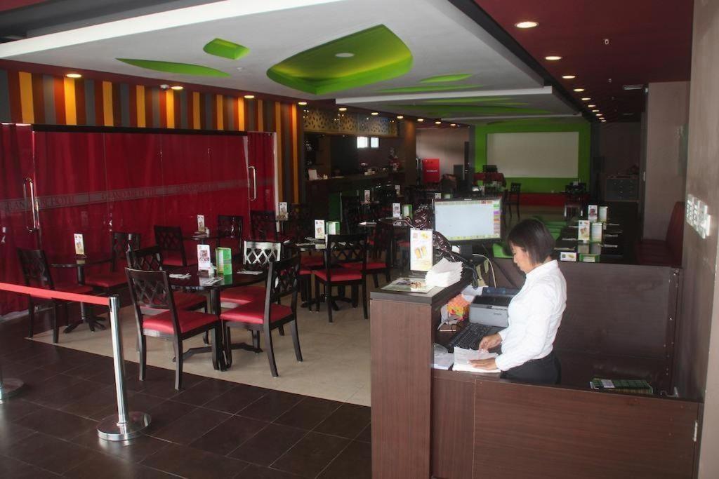 Grand Abe Hotel Jayapura Exterior foto